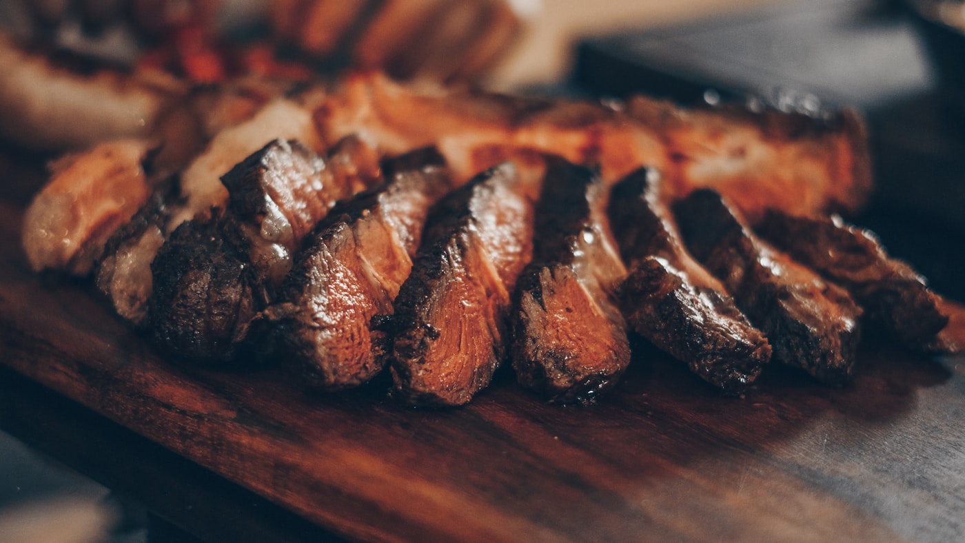 Torrmörat kött i varmt ljus