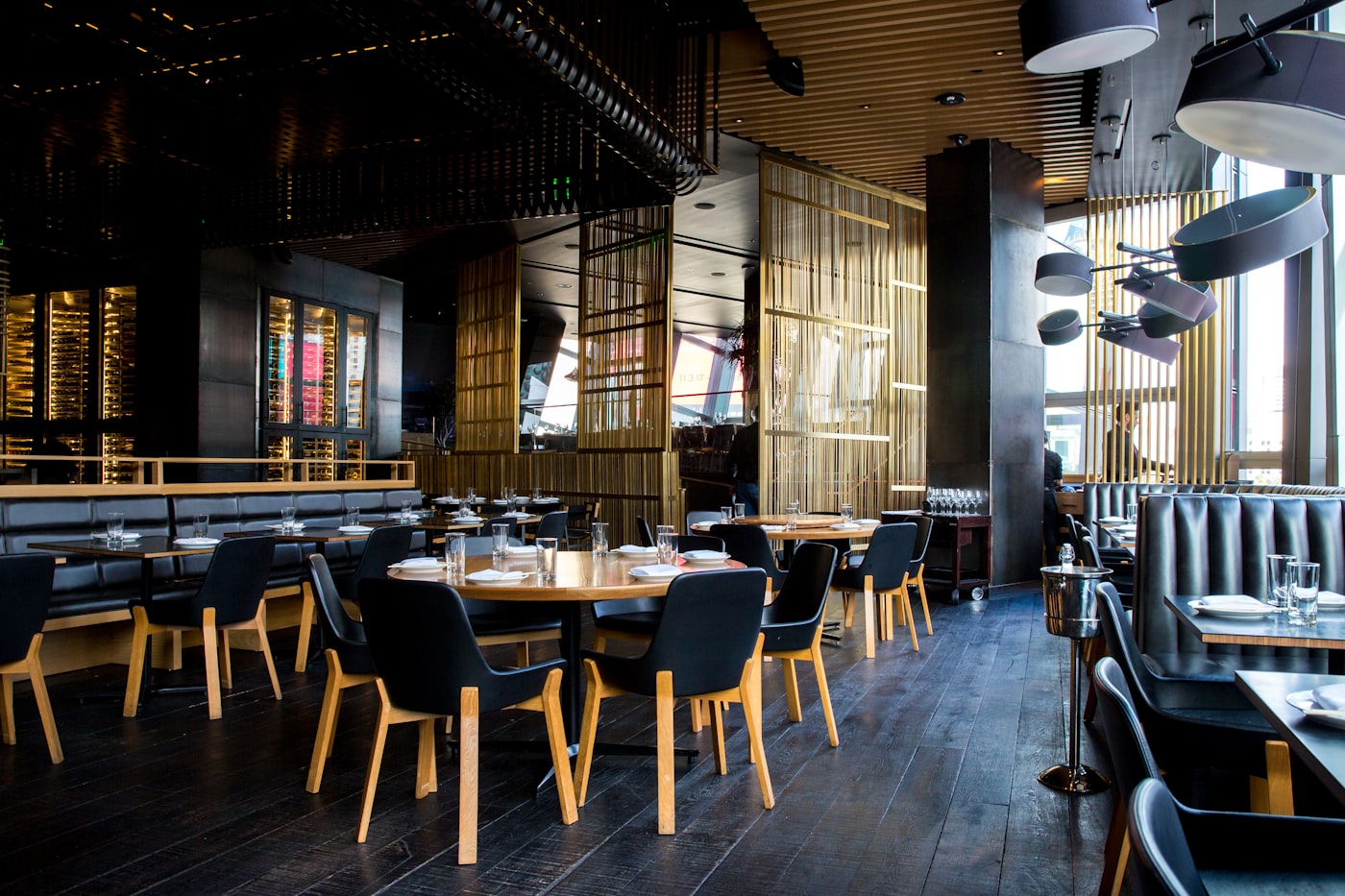 Elma Steakhouse matsal i kvällsljus