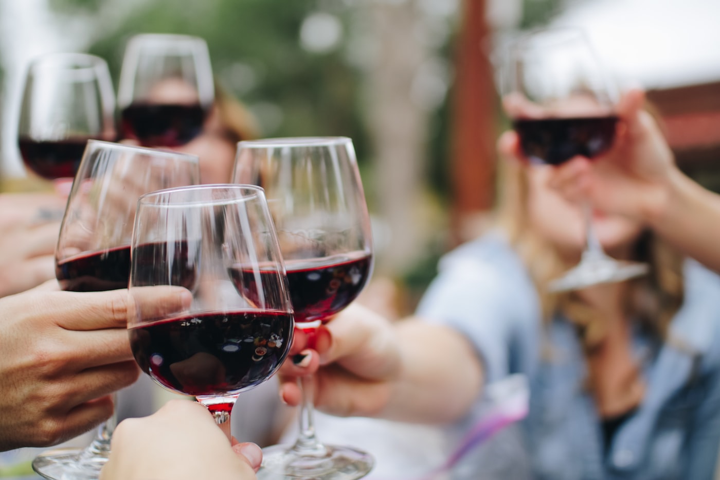 Vin i varmt källarljus